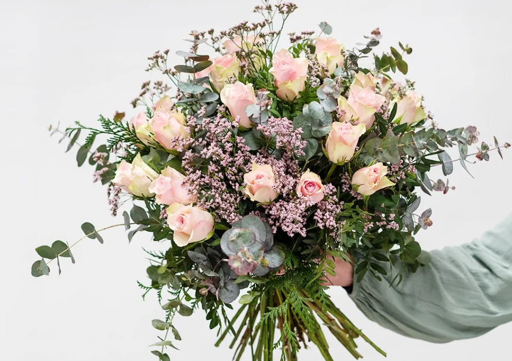 ramo de rosas rosadas con nubecita