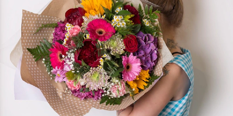 chica sosteniendo ramo de flores mix