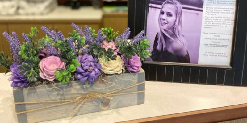 Lavanda púrpura lila arreglo de caja de flores de madera