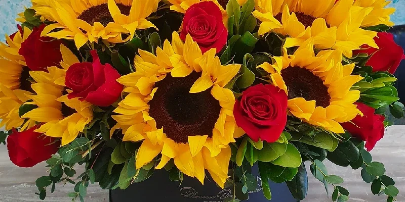 round box with roses and sunflowers