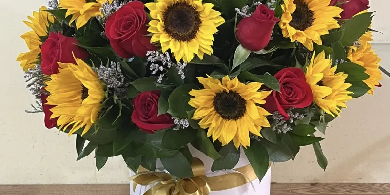 fino follaje de invierno con girasoles y rosas 