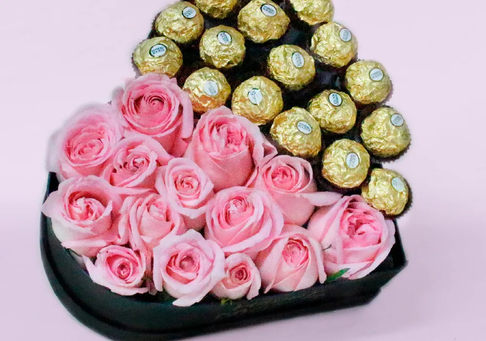 box de chocolates y rosas rosadas heart box negro