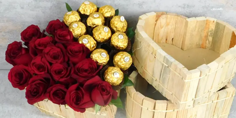 mitad rosas y mitad chocolates heart box