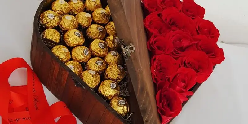 chocolates de ferrero rocher con rosas mitad y mitad caja de corazón