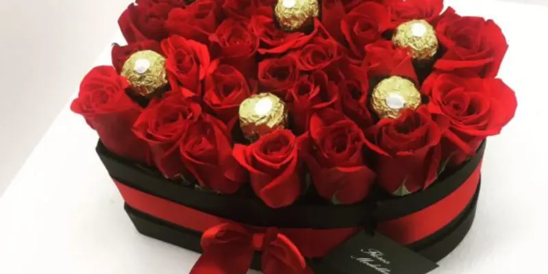 rosas en cajas de corazón con bombones ferrero 