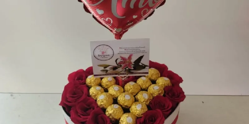 box ferrero con rosas más adorno de helio