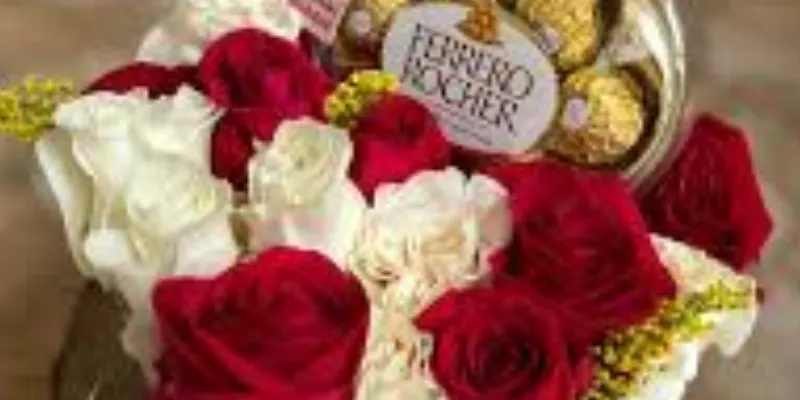 rosas blancas y rojas junto a chocolates ferrero en heart box 