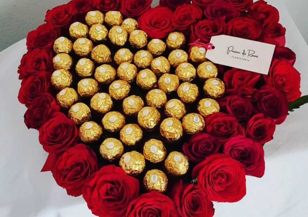 box de corazón ferrero con rosas y chocolates