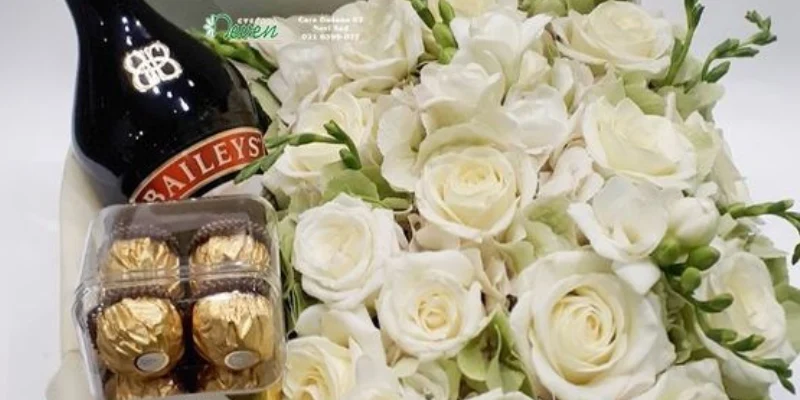 vino, chocolates y rosas blancas en un box 