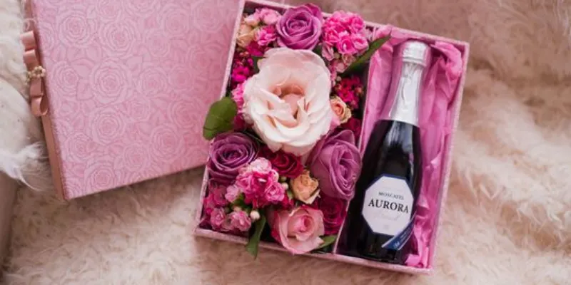 caja rosada de vino y flores rosas pequeño 