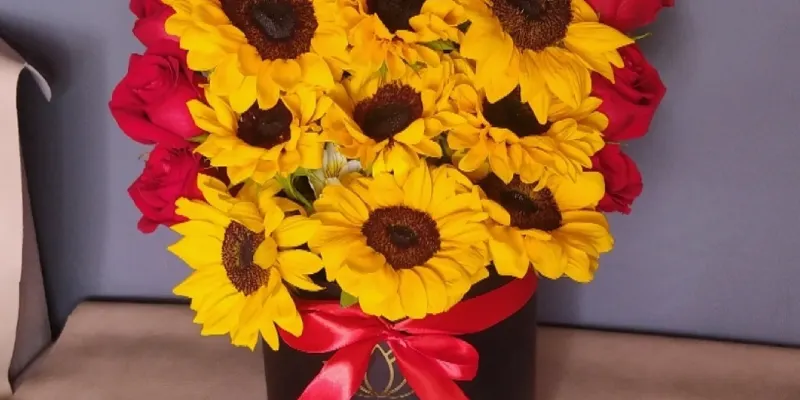 box con rosas, girasoles y chocolates
