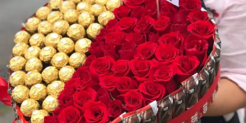 chocolates con rosas en caja de corazón 