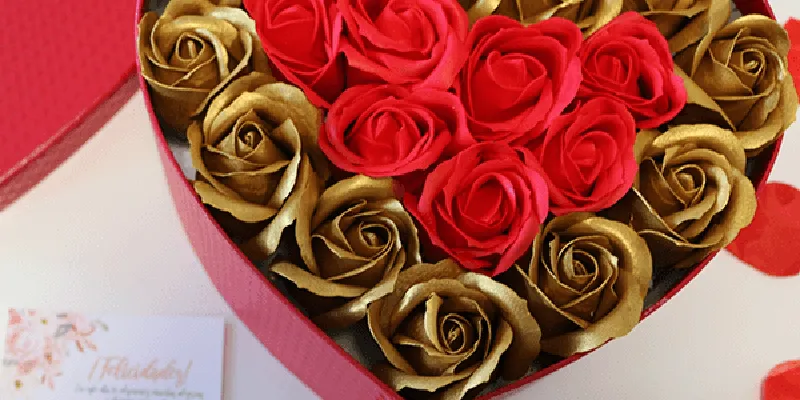 caja corazón con rosas rojas + rosas doradas