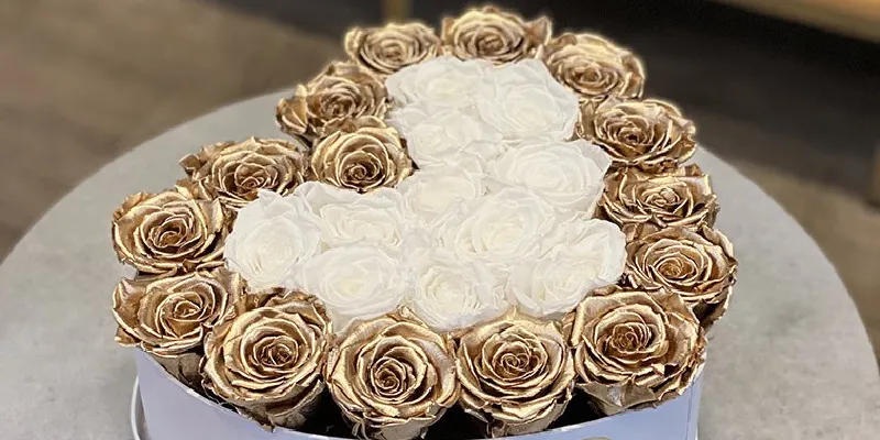 rosas eternas en caja blanca corazon amor gold & white