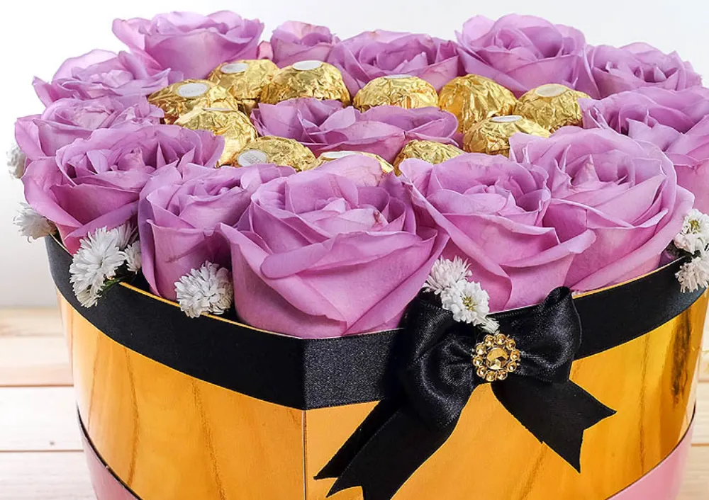 caja de corazón ferrero con rosas moradas