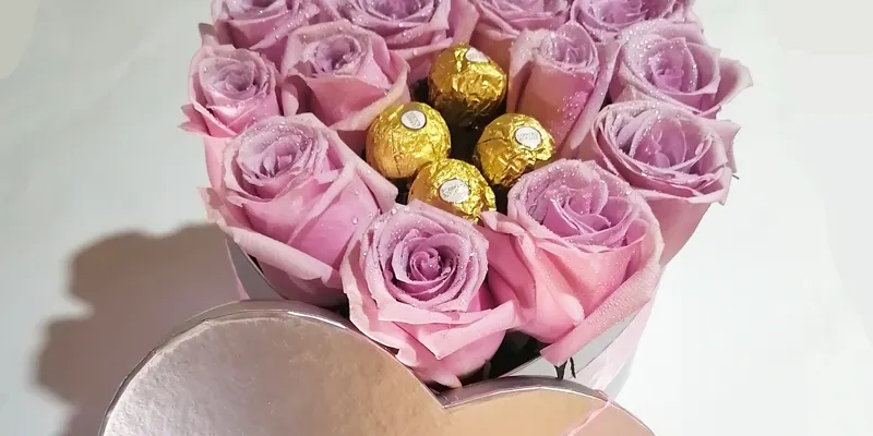 caja de corazón pequeño de rosas moradas y chocolates ferrero 