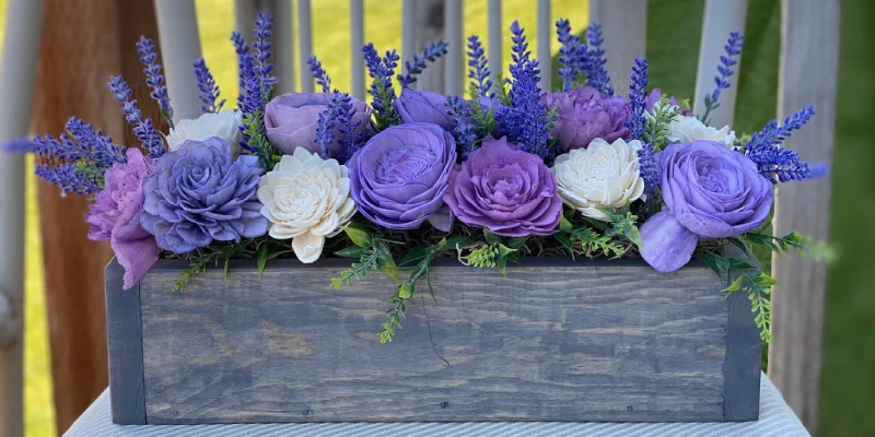 lavandas y rosas en una caja