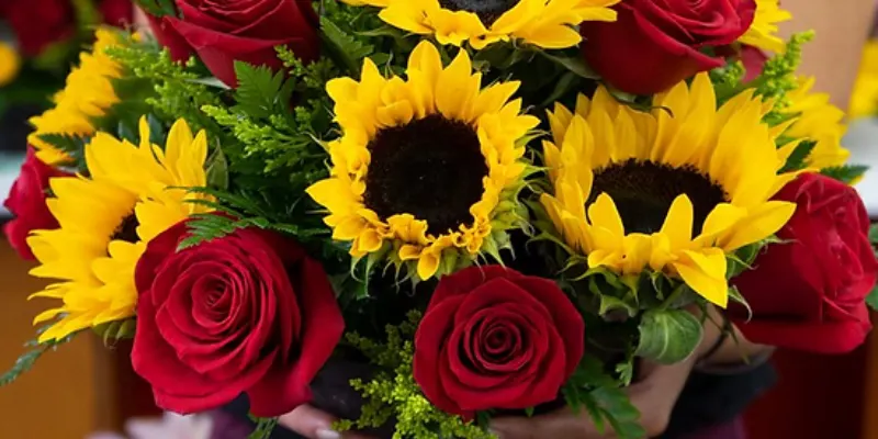 canasta con girasoles y rosas rojas premium 