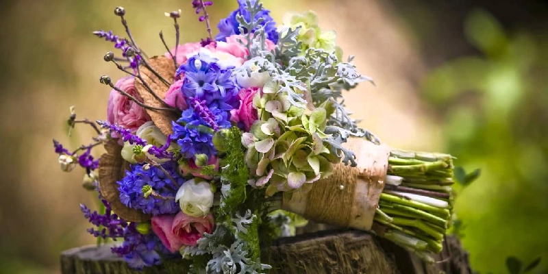 distinción entre el ramo de primavera y arreglos florales