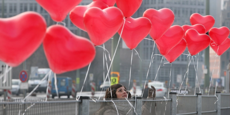 claves para asegurar que tus globos de corazón sobrevivan al aire libre