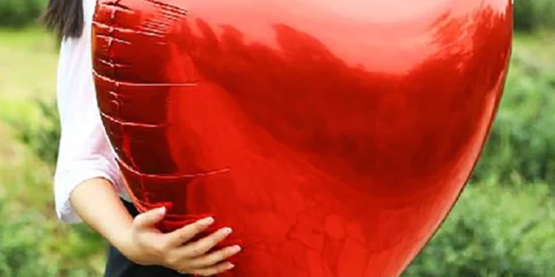 globo gigante de corazón metálico