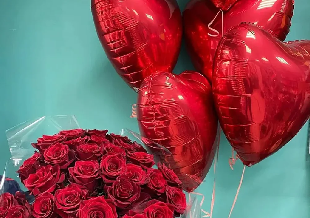 globos de corazon con rosas