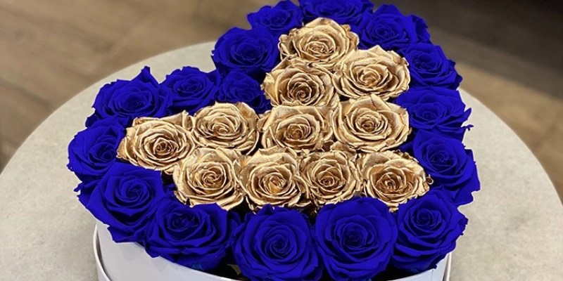 rosas doradas con rosas azules