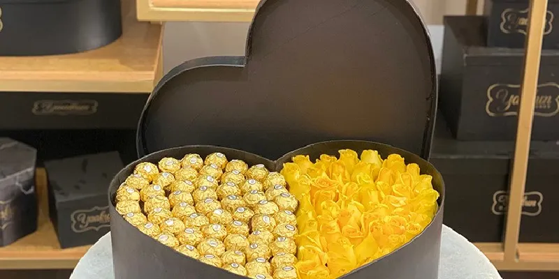 box de corazón de rosas amarillas con ferreros