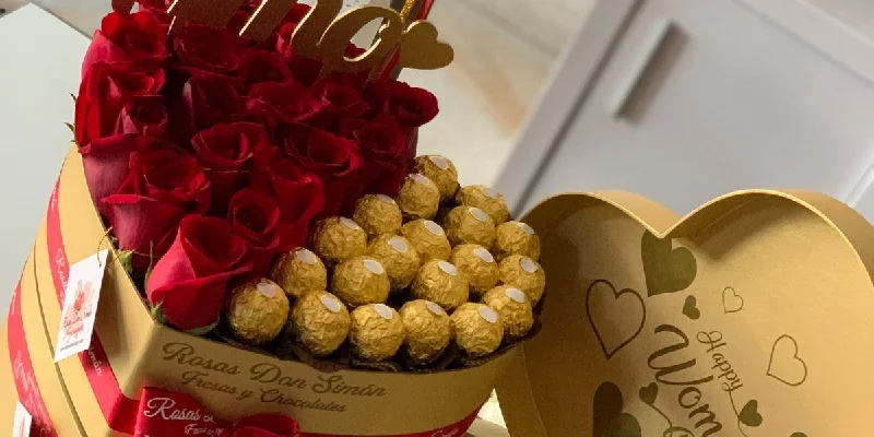 box de corazón con adorno de letras de chocolates y rosas 