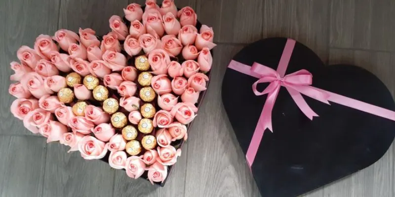 chocolates ferrero rocher con rosas rosadas heart box