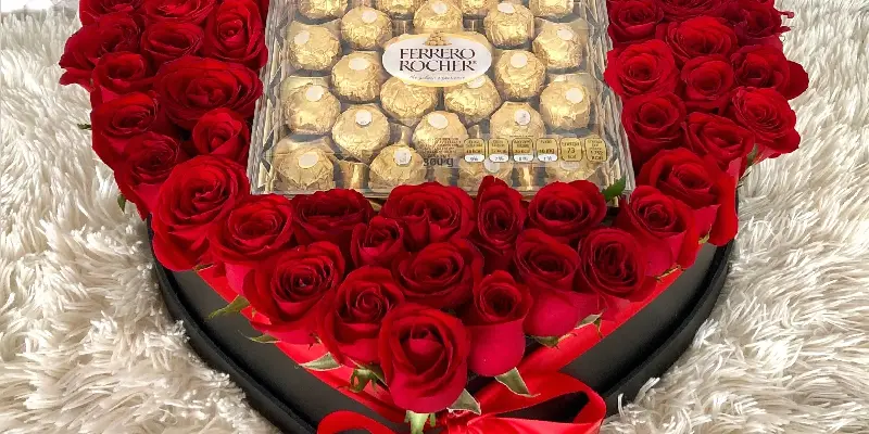 caja con forma de corazón ferrero 