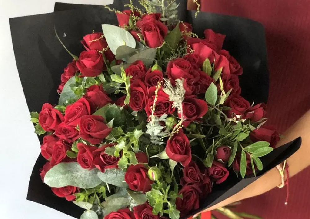 ramo de 30 rosas rojas con fino follaje