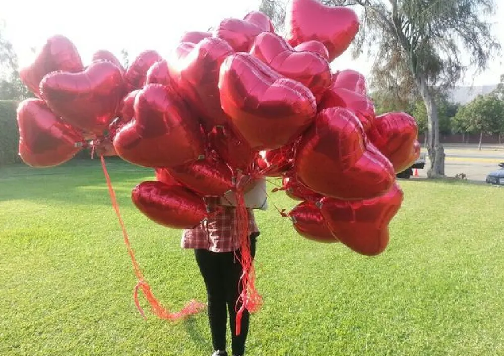 ramo de globos de corazón con helio