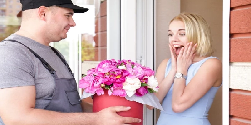 la reacción al ver una caja de flores