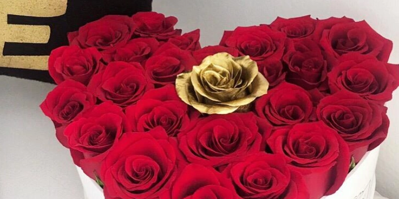 rosas rojas con una gold rose