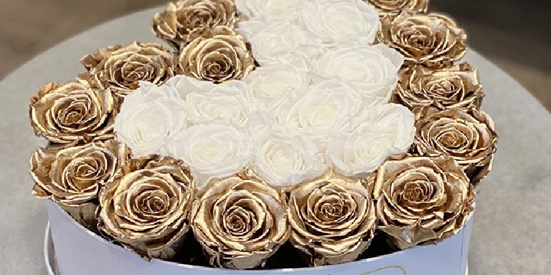 gold rose y rosas blancas