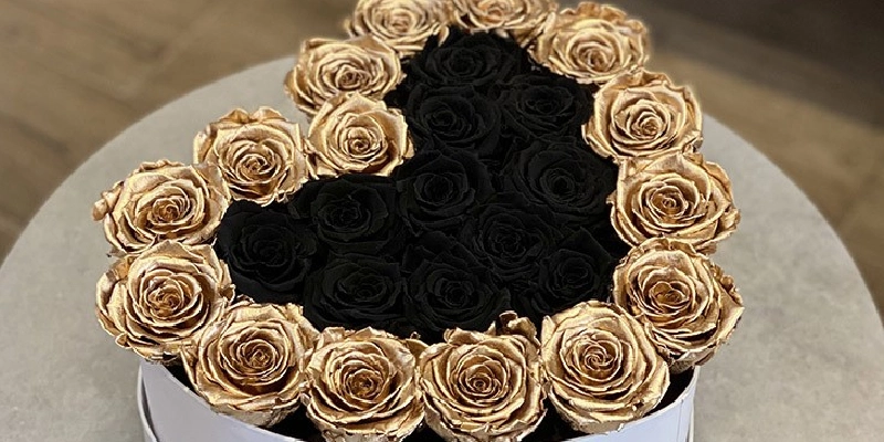 regalo de rosas de color negro con dorado