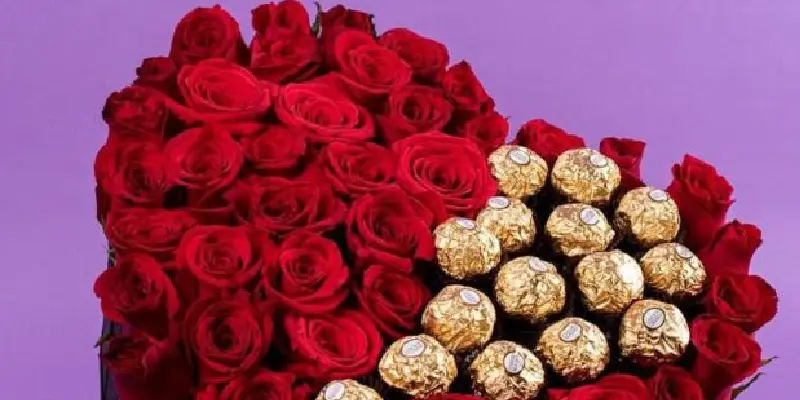 arreglo de rosas en caja de corazón con ferrero rocher 