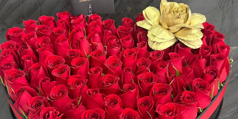 rosas rojas y una rosa dorada