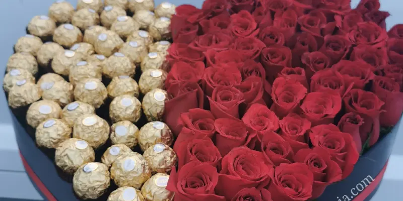 caja de chocolates con rosas con forma de corazón grande