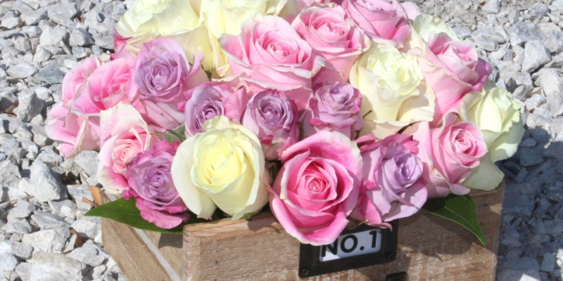 caja de madera con rosas de tonos pastel