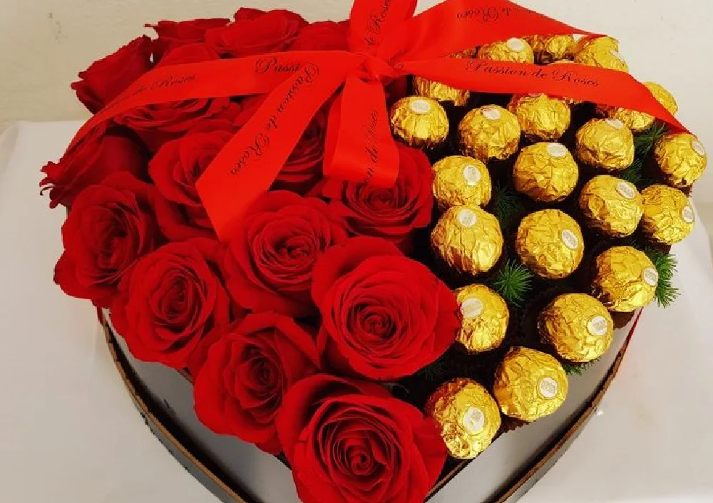 rosas y chocolates rocher en el box de corazón