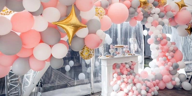 decoración con globos de diferentes colores 