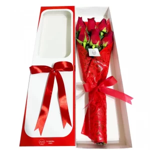 caja con 6 rosas rojas